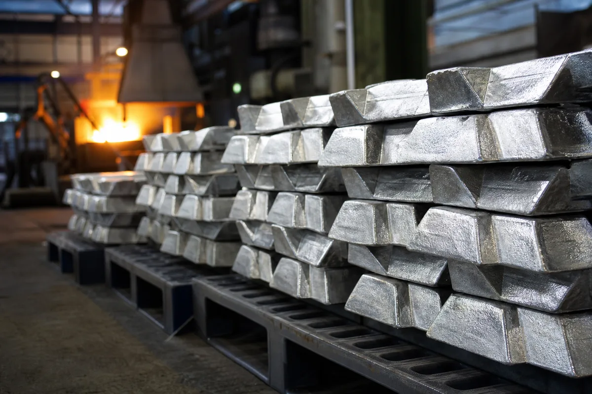 Lingots d’aluminium recyclé empilés dans une fonderie
