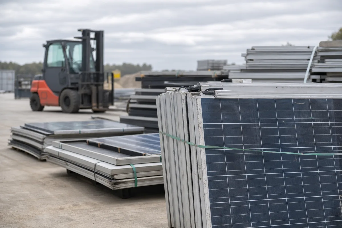 Panneaux solaires usagés collectés sur une plateforme de recyclage